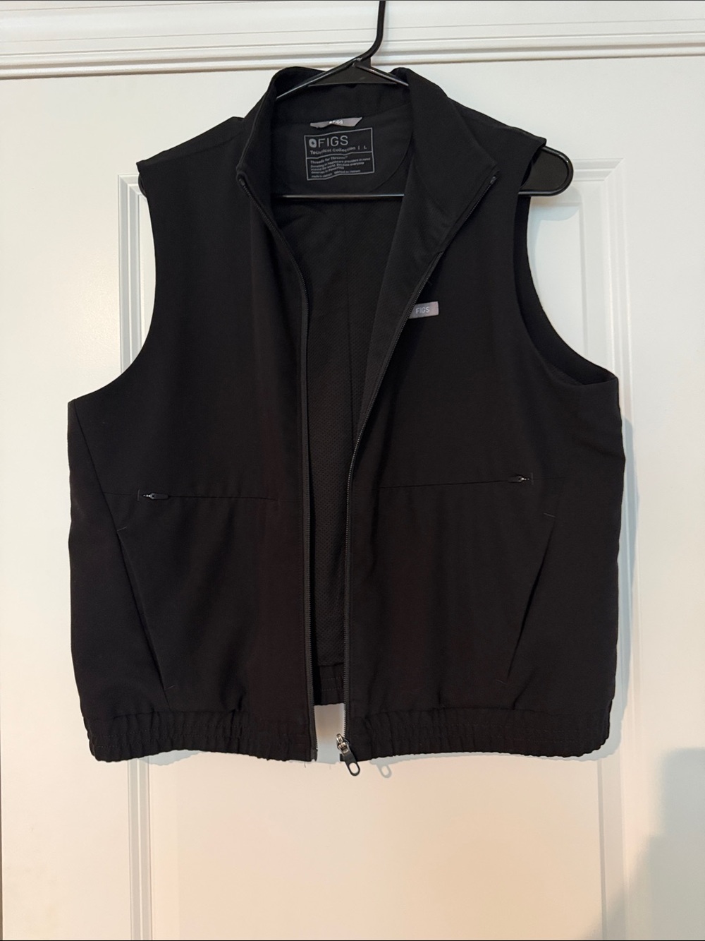 Figs Sydney Scrub Vest in Black - Picture 3 of 4